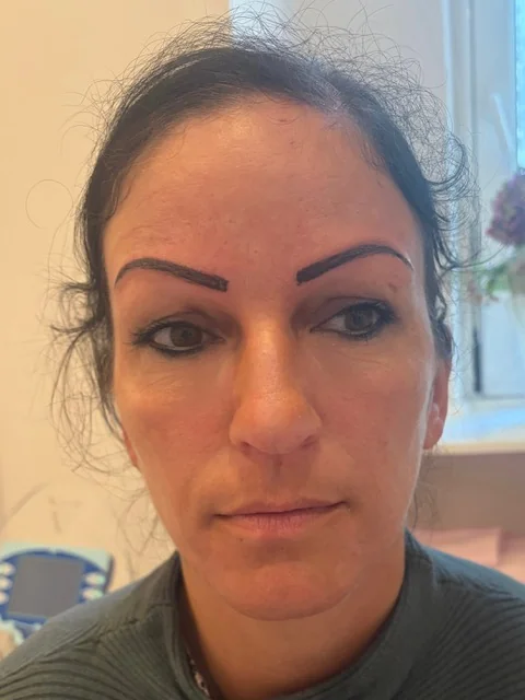 Augenbrauen nach dem Permanent Make-up, natürlich definiert, Berlin Wilmersdorf