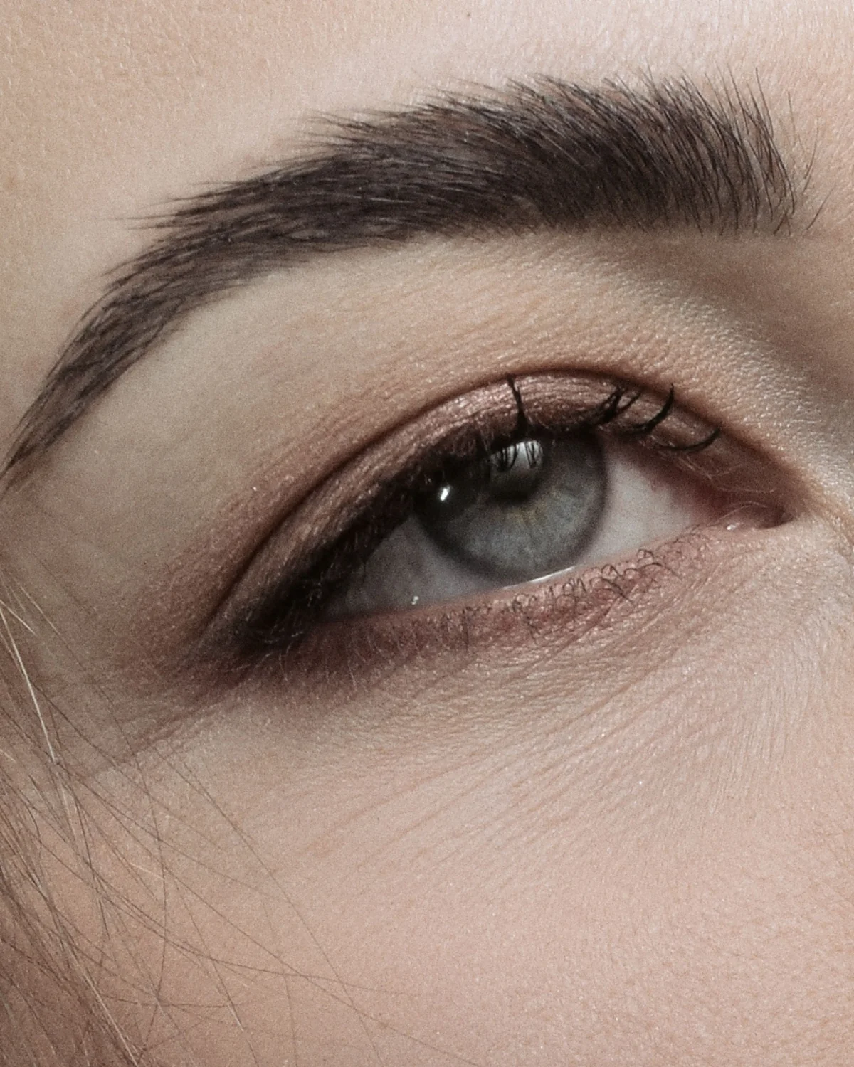 Nahaufnahme von Augenbraue und Auge einer Frau (Symbolfoto)