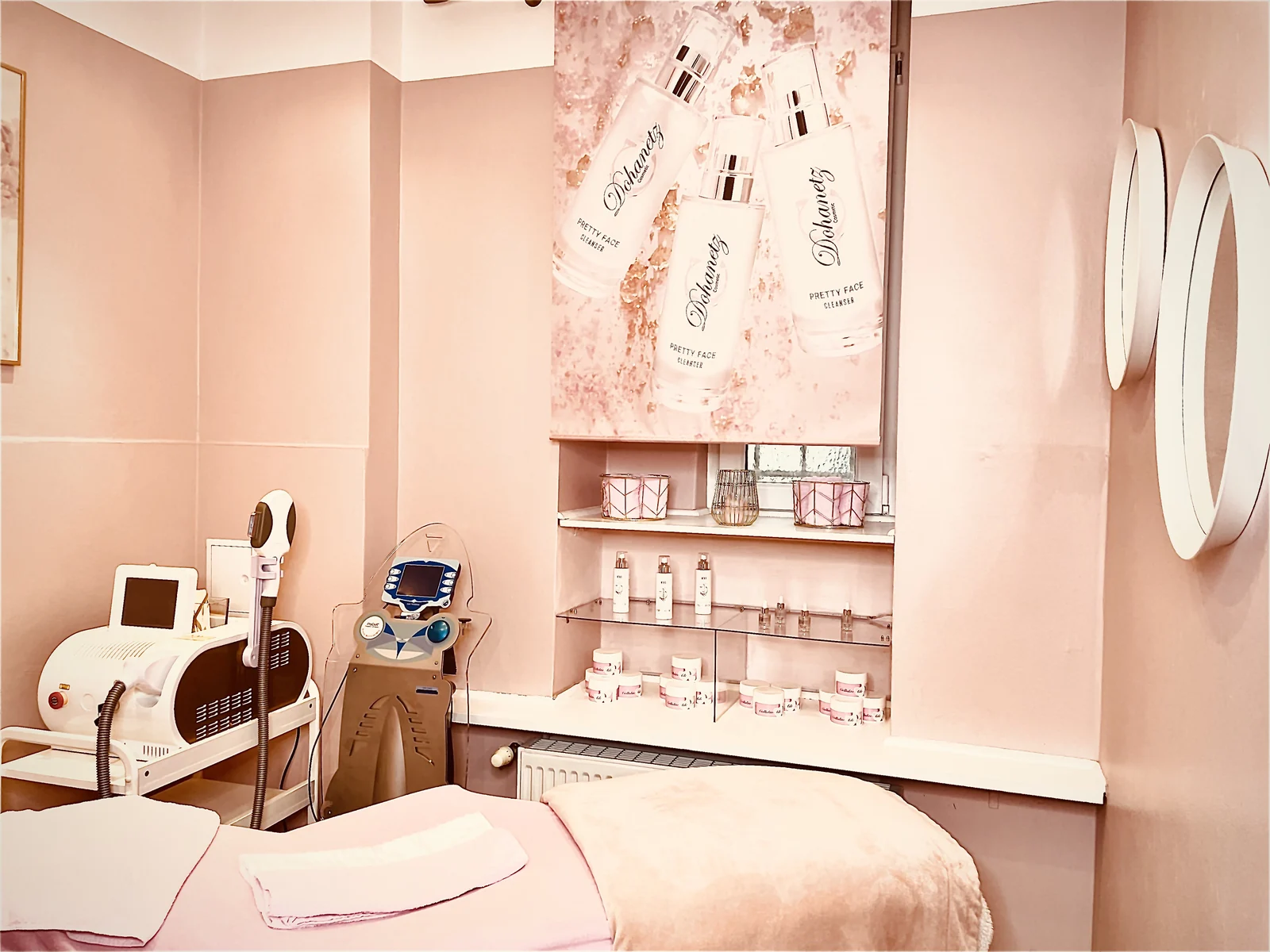 Behandlungszimmer mit IPL- und Lasergeräten im Pretty WoMen Studio Berlin Charlottenburg