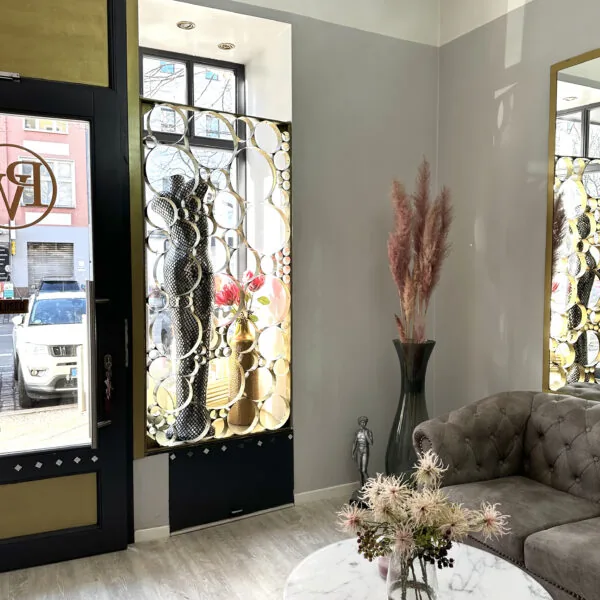 Pretty WoMen Studio, Empfangsbereich